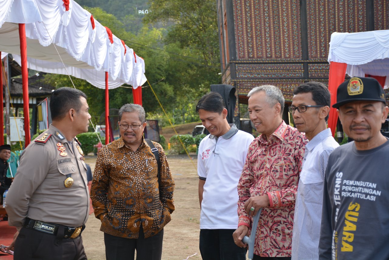Bupati Irdinansyah Tarmizi, sedang berkordinasi dengan pihak kepolisian pada acara simulasi